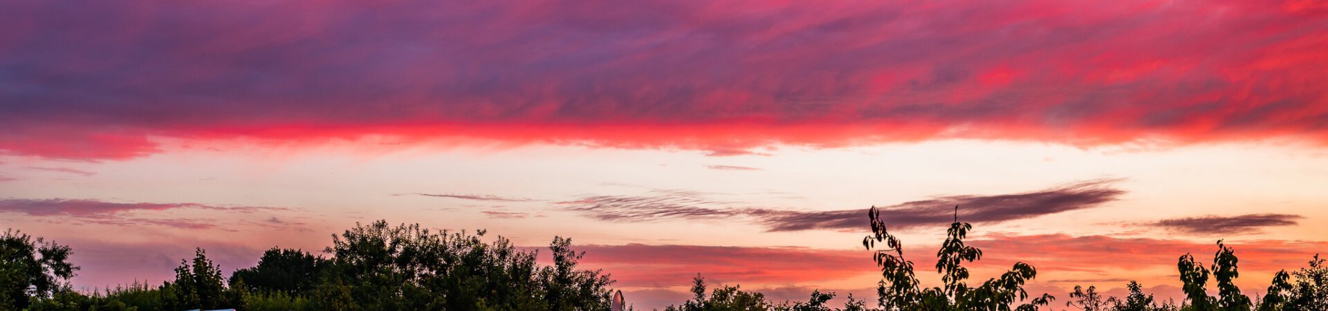 Campers bij zonsondergang