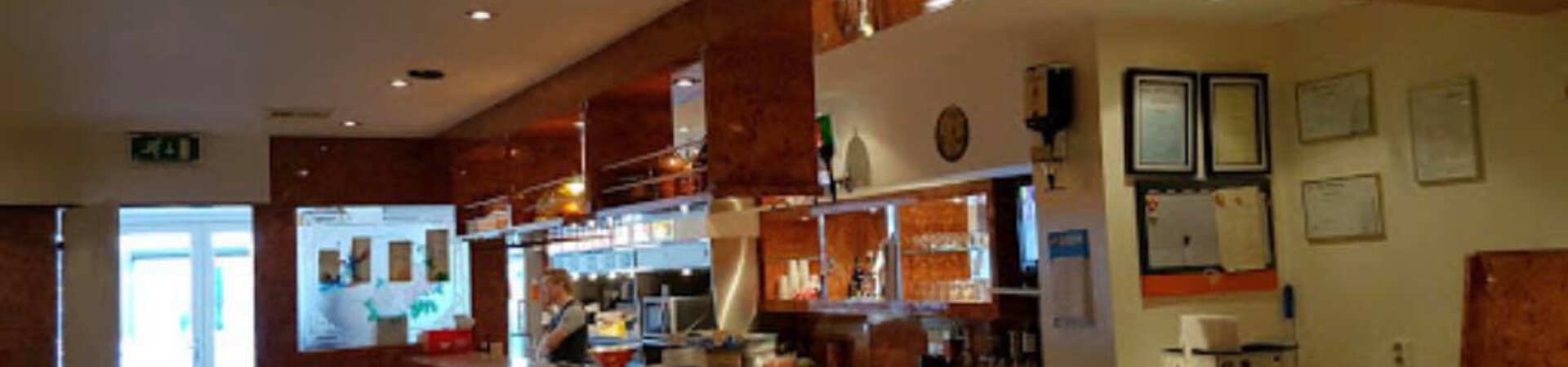 Bar met barkrukken in cafetaria de Vriendschap
