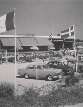 Oude zwart-wit foto van café restaurant de Caisson
