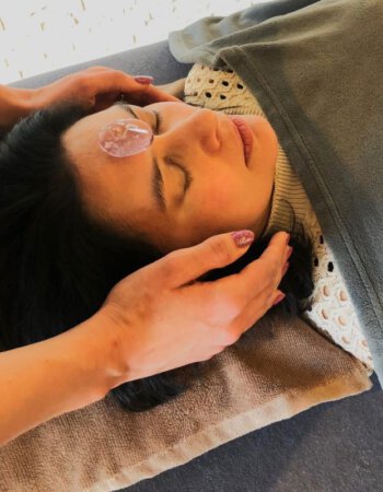 Vrouw krijgt Reiki behandeling