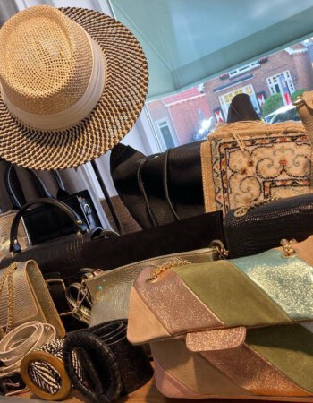 Assortment of women's bags at Dynamiek Kapelle