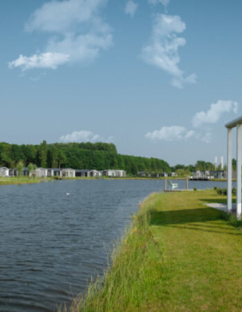 Vakantiewoning met overkapping aan het water
