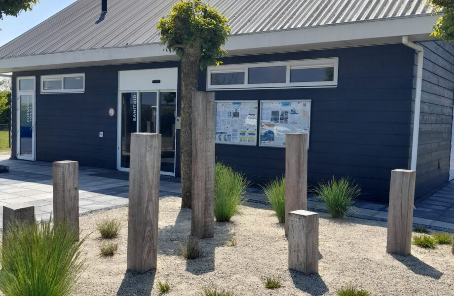 gebouw ziet eruit als moderne schuur met houten palen ervoor