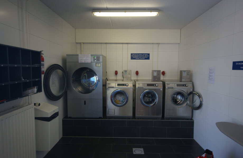 ruimte met wasmachines en drogers