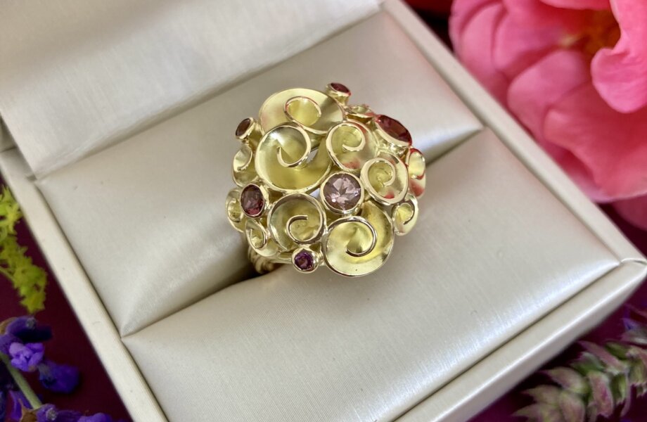 Gouden cocktailring Nicoline van Boven