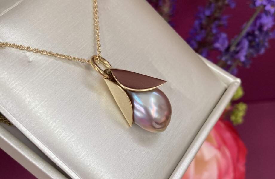 Gouden hanger Nicoline van Boven