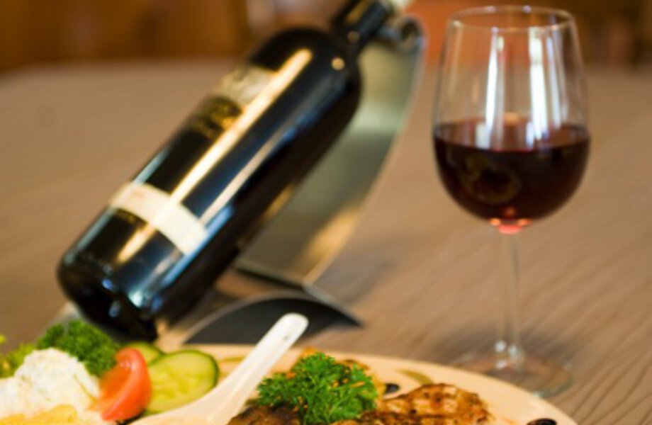 Dinergerecht met fles en glas rode wijn