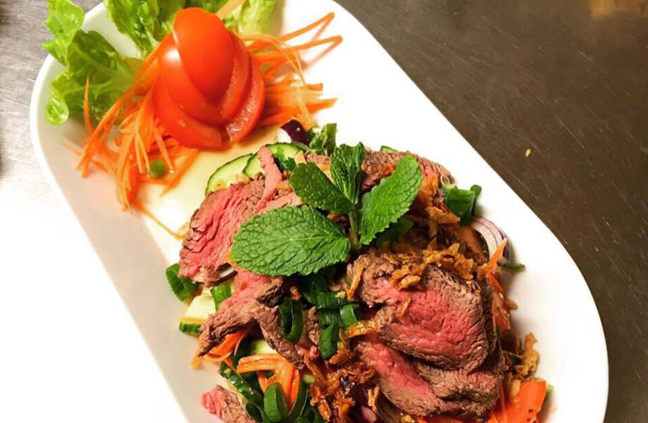 Thais gerecht met rundvleesplakjes en groente