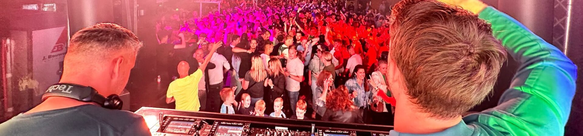 Mensen genieten van DJ optreden