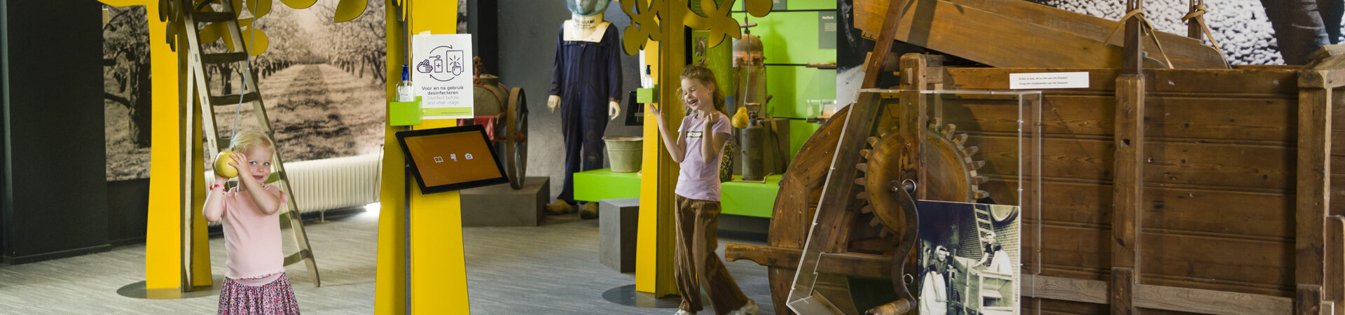 2 girls in the ZeeuwsFruitMuseum