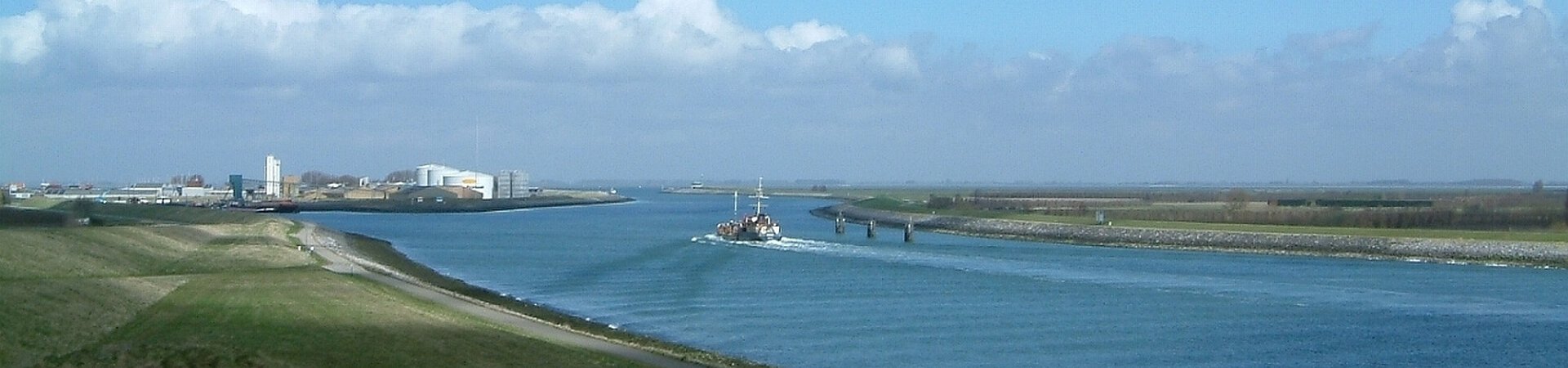 Boot Kanaal door Zuid-Beveland aan de Westelijke kanaalweg in Wemeldinge