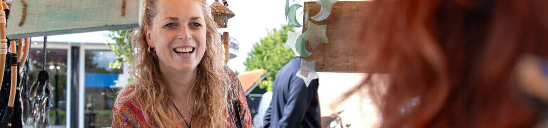 Dame koopt tas tijdens braderie