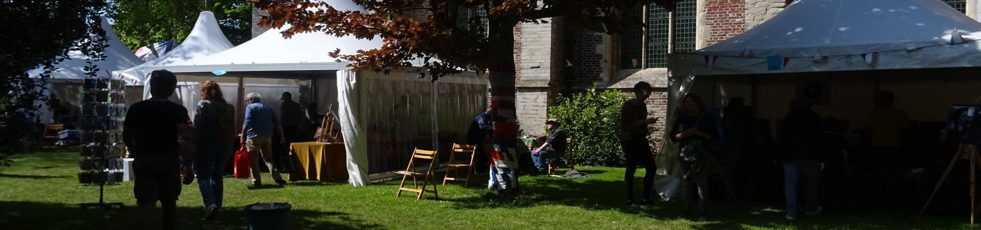 Stands voor de Kunst en schildersdag in de kerktuin