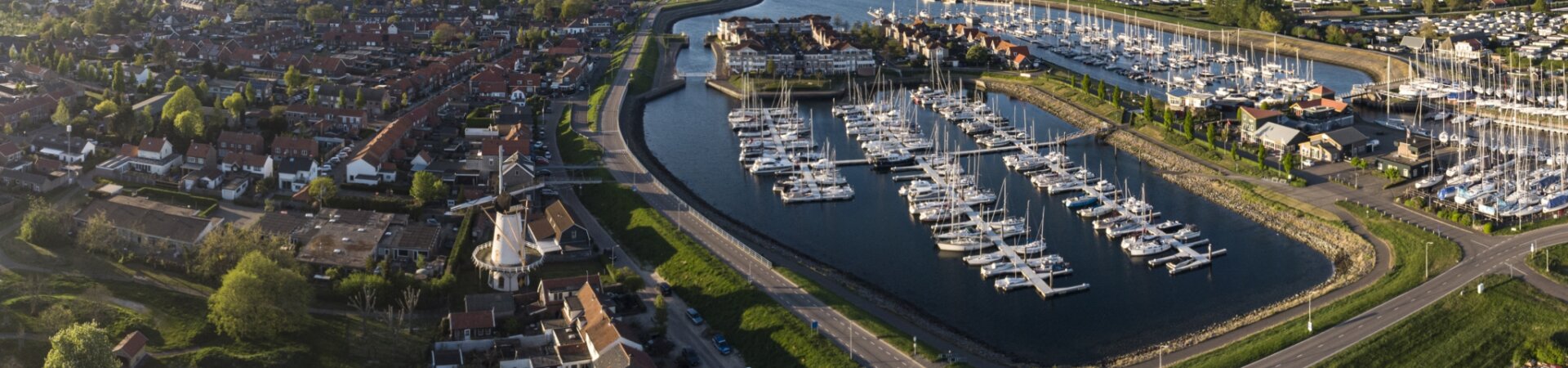 Luchtfoto met de jachthaven van Wemeldinge
