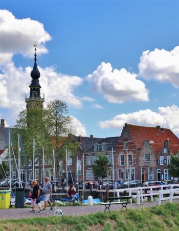 Wandelaars bij ophaalbrug en jachthaven in Veere