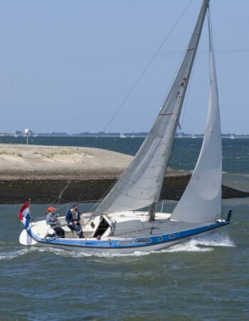 Zeilboot op de Oosterschelde die net weg zeilt uit de jachthaven van Wemeldinge met op de achtergrond de radartoren