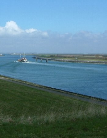 Boot Kanaal door Zuid-Beveland aan de Westelijke kanaalweg in Wemeldinge
