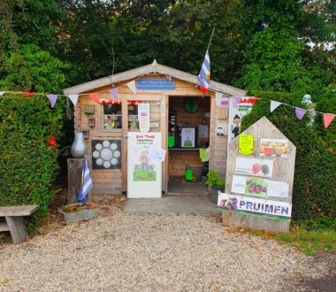 Houten stalletje waar fruit uit verkocht wordt