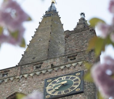 Top van de toren van de Nederlands Hervormde kerk op het Kerkplein in Kapelle