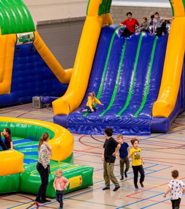Kinderen op springkussens