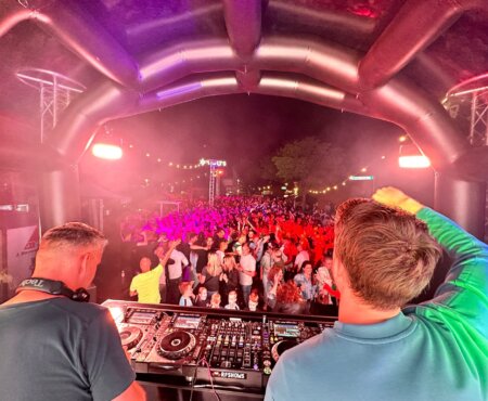 Mensen genieten van DJ optreden