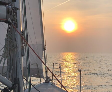 Zeilboot bij zonsondergang