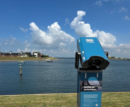 VR kijker met zicht op het water