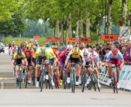 Groep wielrenners die ZLM tour rijden