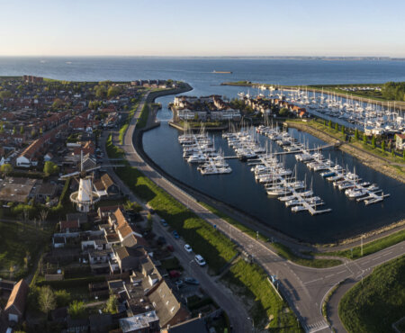 Wemeldinge met de jachthaven vanuit de lucht gezien