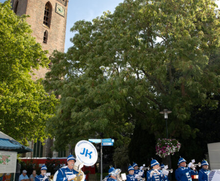 Muziekkorps voor kerk tijdens Kapelse Dagen