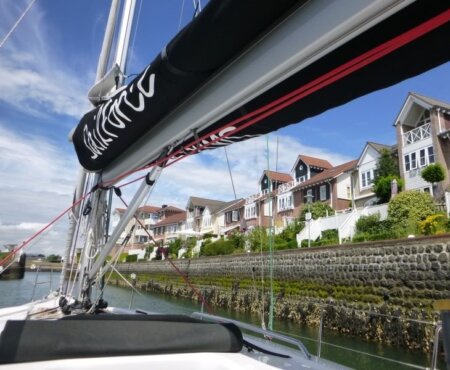 Zeilboot vaart door de haven van Wemeldinge