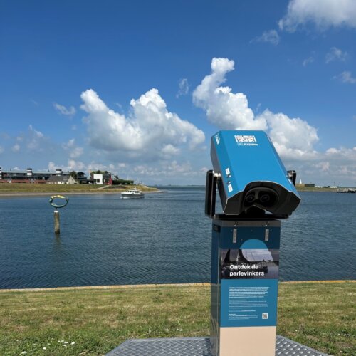 VR-Brille mit Blick aufs Wasser