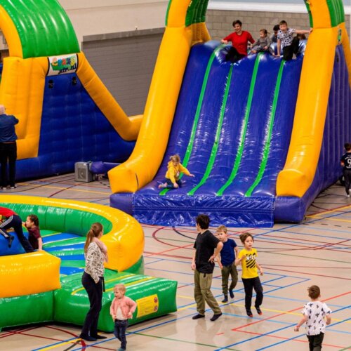 Kinderen op springkussens