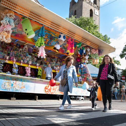 Oma, moeder en kind genieten op de kermis Kapelse Dagen