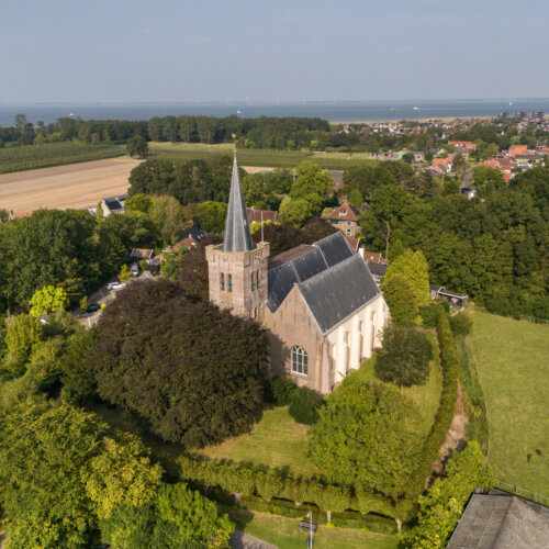 Die Maartenskerk in Wemeldinge aus der Vogelperspektive