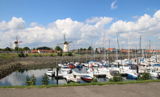 Jachthaven in  Wemeldinge met op de achtergrond de 2 molens