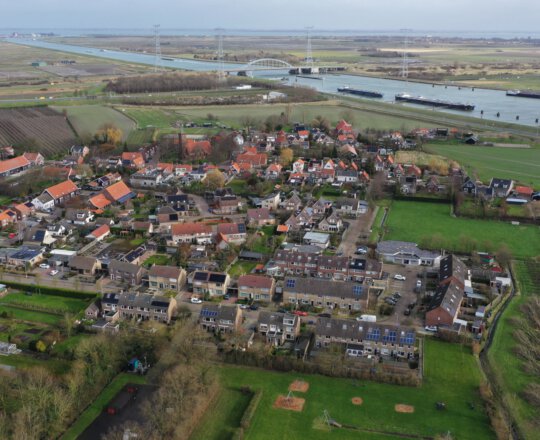 Luchtfoto van het dorp Schore met het Kanaal door Zuid-Beveland