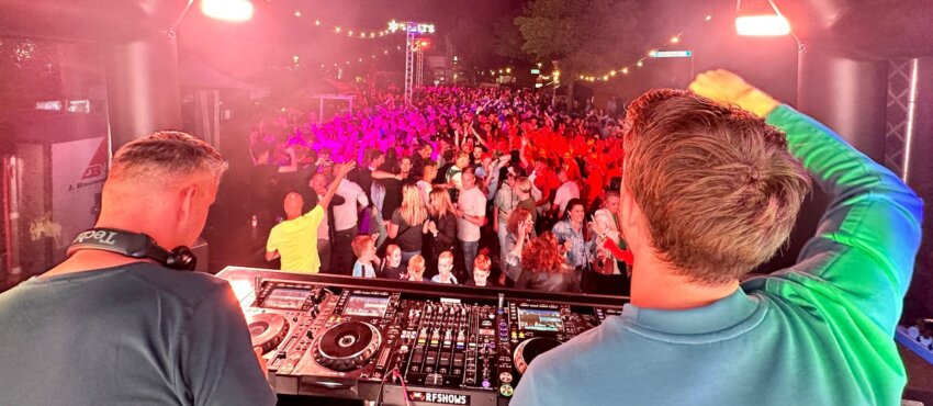 Mensen genieten van DJ optreden