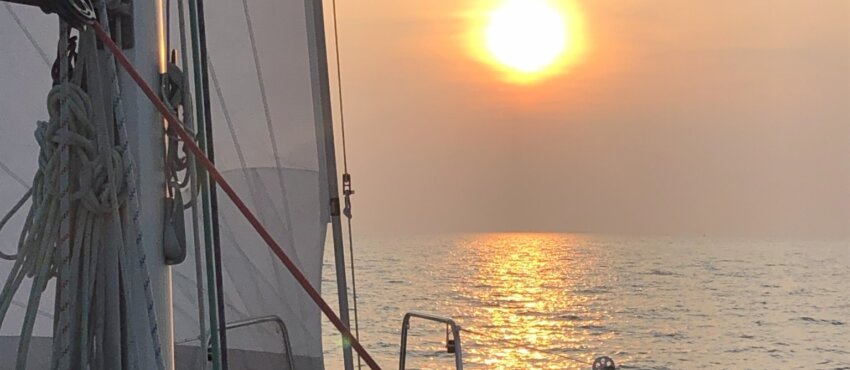 Zeilboot bij zonsondergang