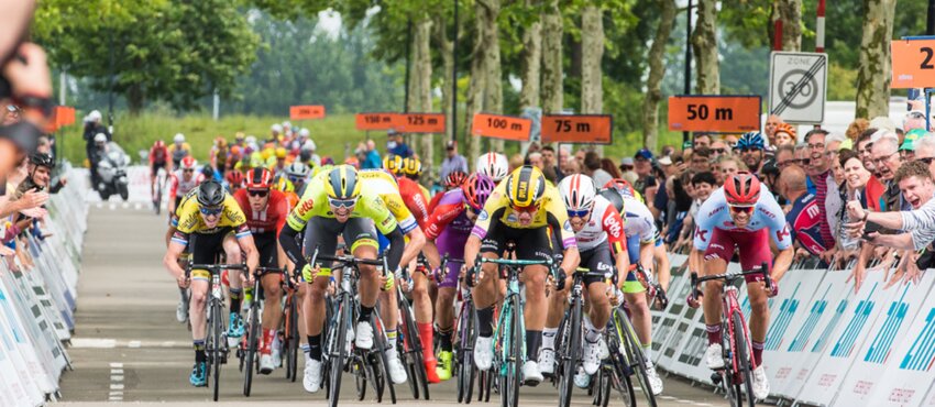 Groep wielrenners die ZLM tour rijden