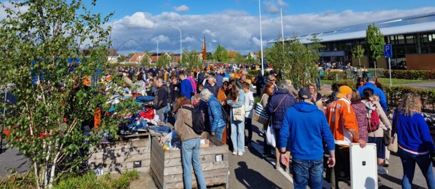 Mensen zoeken spullen op de rommelmarkt van Actie Bamboes in Kapelle