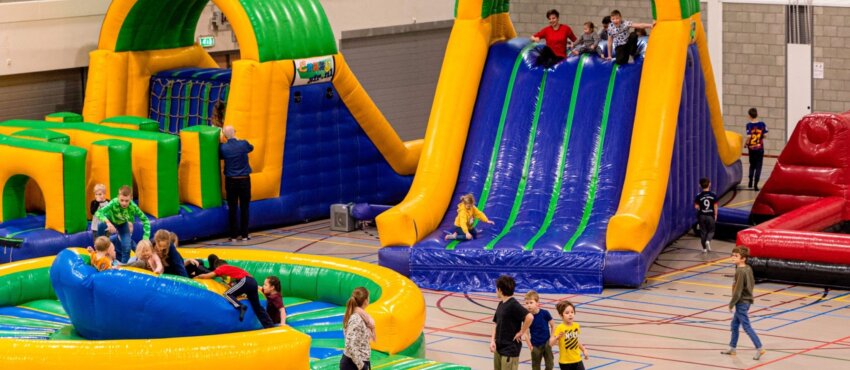 Kinderen op springkussens
