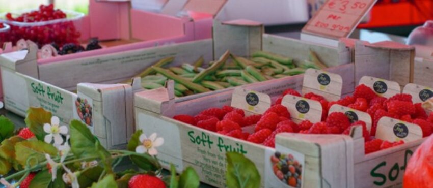 Groente en fruit te koop in boerderijkraam