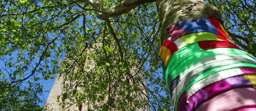 Kerktoren en versierde boom voor kunstmarkt