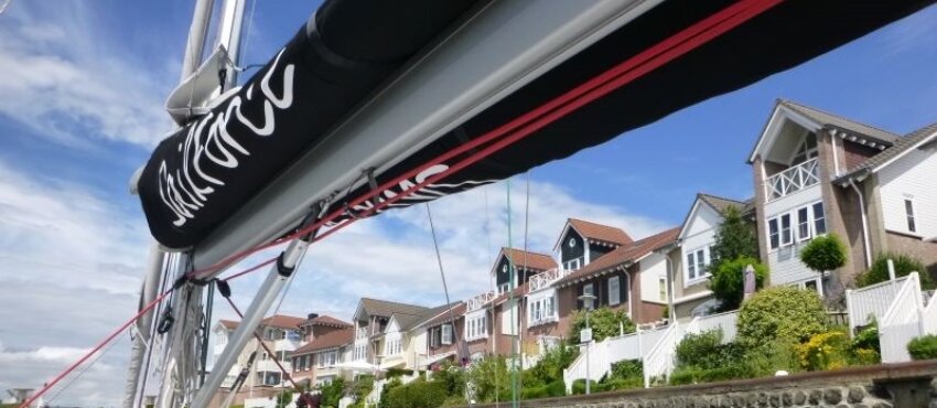 Zeilboot vaart door de haven van Wemeldinge