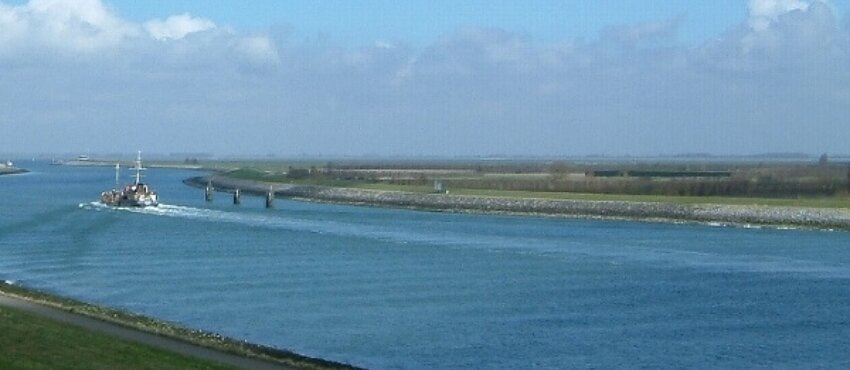 Boot Kanaal door Zuid-Beveland aan de Westelijke kanaalweg in Wemeldinge
