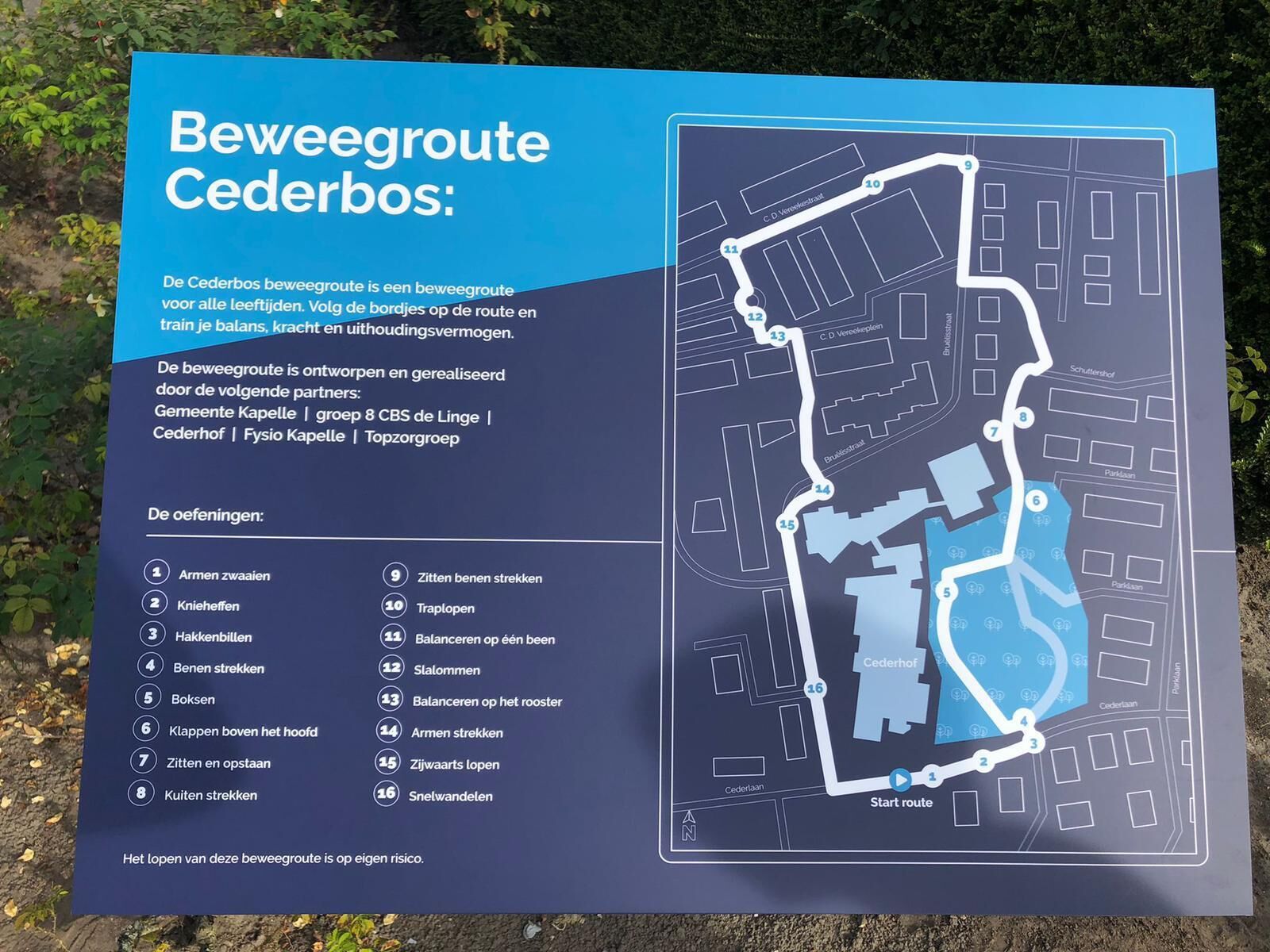 Bord met de route erop van de beweegroute in het Cederbos Kapelle