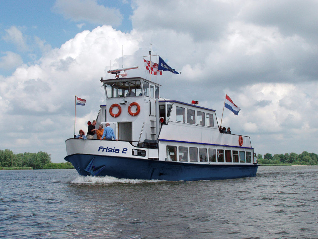 Rondvaartboot Frisia 2 varend op de Oosterschelde