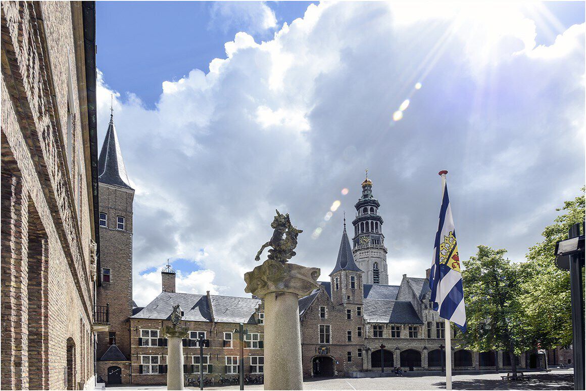 Abdij in Middelburg met op de achtergrond de kerktoren Lange Jan