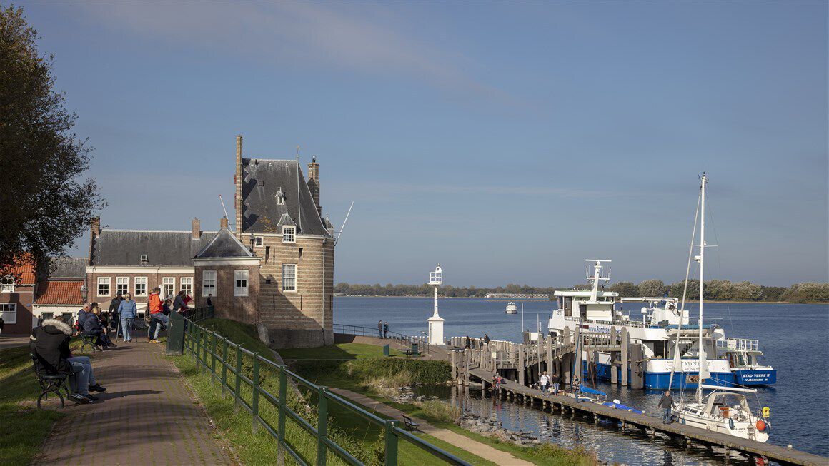 De Campveerse toren in Veere aan het Veerse Meer en aangemeerde rondvaartboot